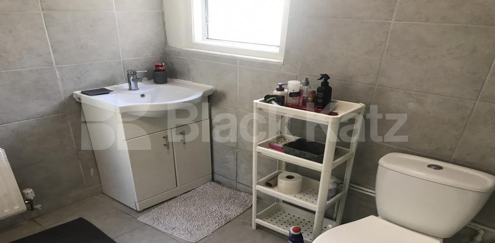 			LET , 4 Bedroom, 1 bath, 1 reception Apartment			 Queenstown Road, Battersea Park