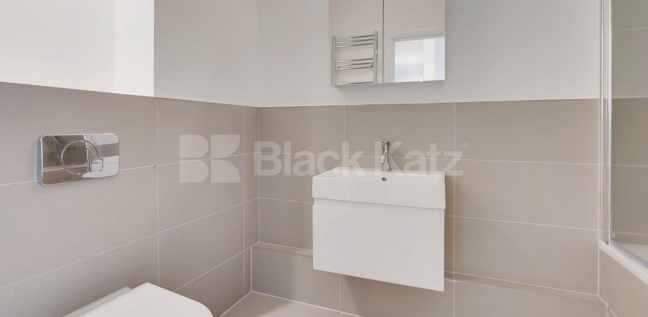 			2 Bedroom, 1 bath, 1 reception Flat			 Kingsland Road, ISLINGTON E8