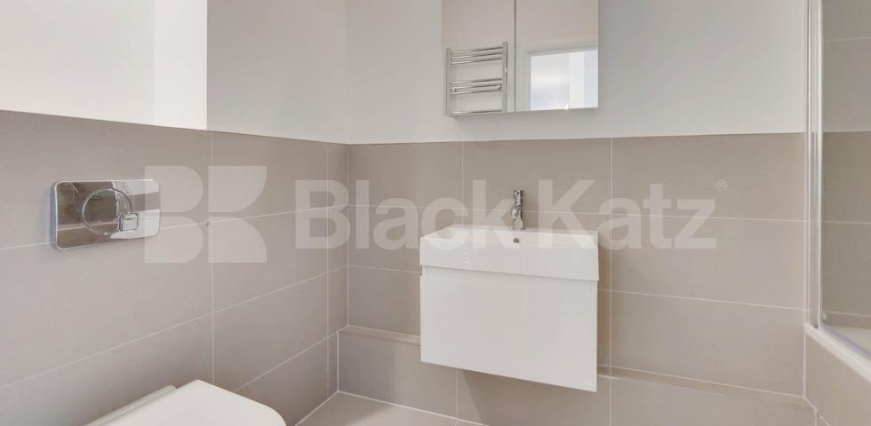 			2 Bedroom, 1 bath, 1 reception Flat			 Kingsland Road, ISLINGTON E8