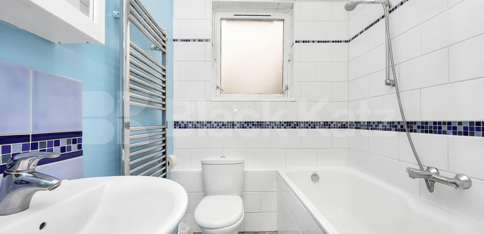 			LET , 2 Bedroom, 1 bath, 1 reception Apartment			 Ambergate Street , Kennington 