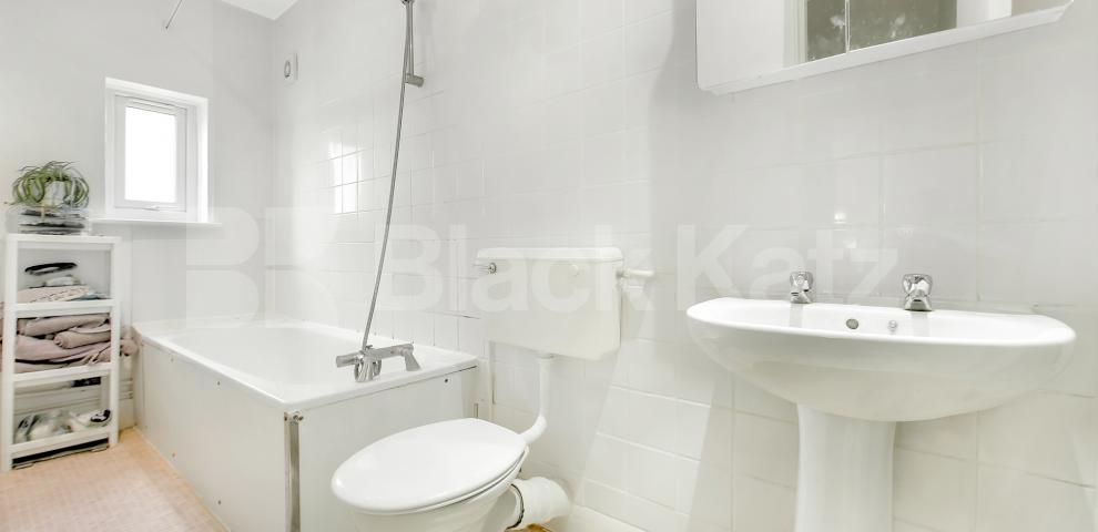 			UNDER OFFER , 1 Bedroom, 1 bath, 1 reception Apartment			 Stonhouse Street, Clapham High Street