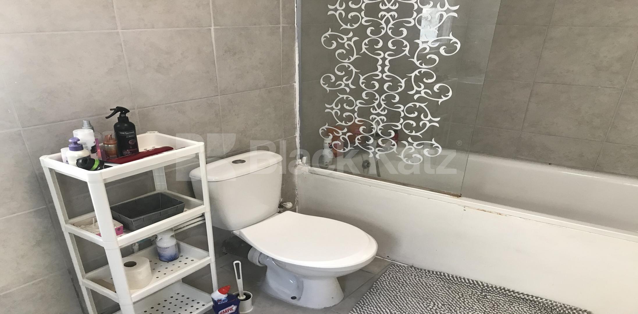 			LET , 4 Bedroom, 1 bath, 1 reception Apartment			 Queenstown Road, Battersea Park