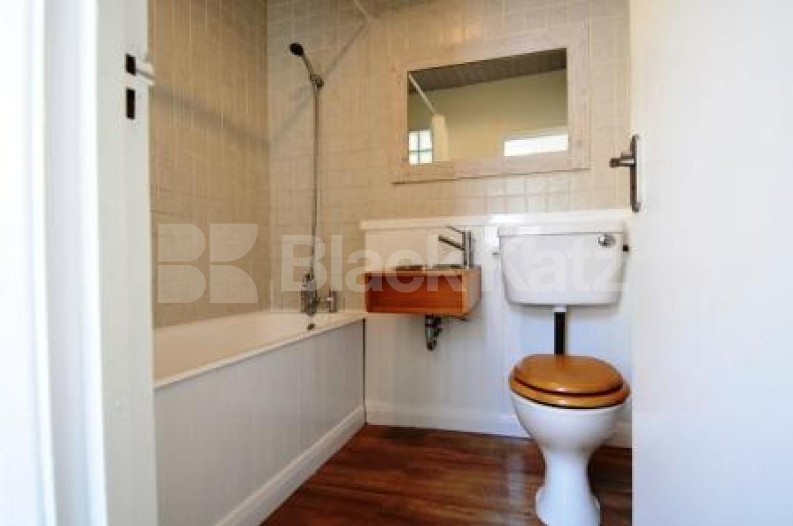 			Available July, 2 Bedroom, 1 bath, 1 reception Flat			 Carlingford Road, TURNPIKE LANE