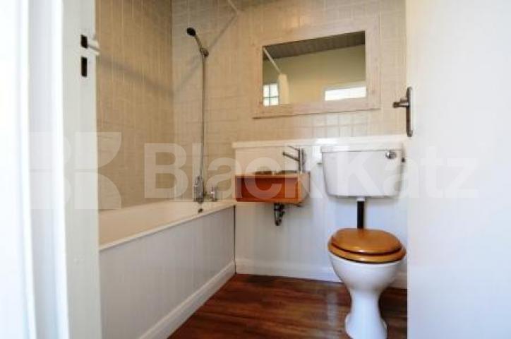 			Available July, 2 Bedroom, 1 bath, 1 reception Flat			 Carlingford Road, TURNPIKE LANE