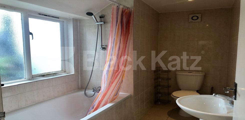 			LET , 4 Bedroom, 2 bath, 2 reception Apartment			 Walworth Road, Elephant and Castle