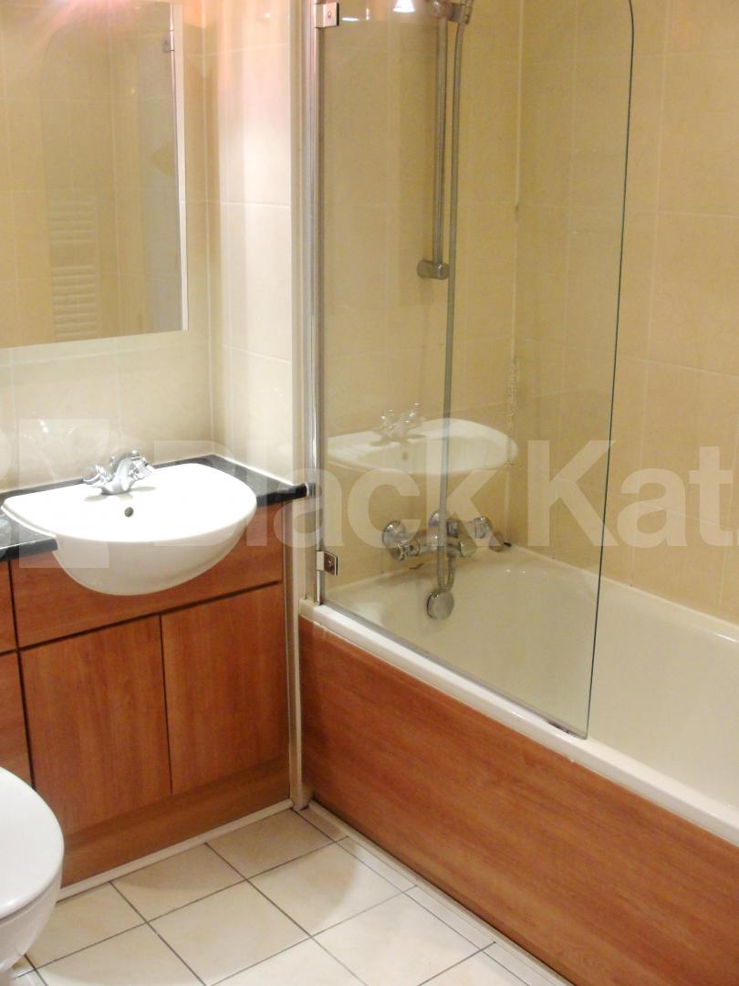 			LET, 3 Bedroom, 1 bath, 1 reception Apartment			 Kingfisher Court, Swan Street , Borough / London Bridge 