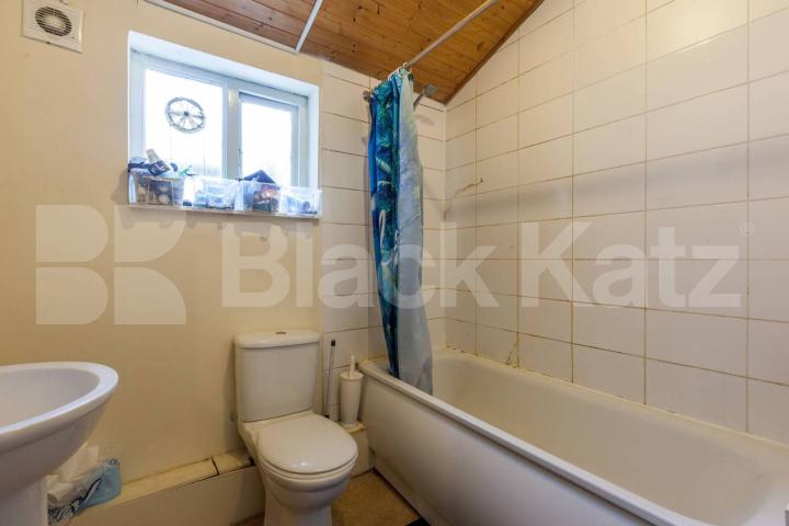 Large 4 bedroom house split over 2 floors with rear agrden Lyal Road , Victoria Park / Bow