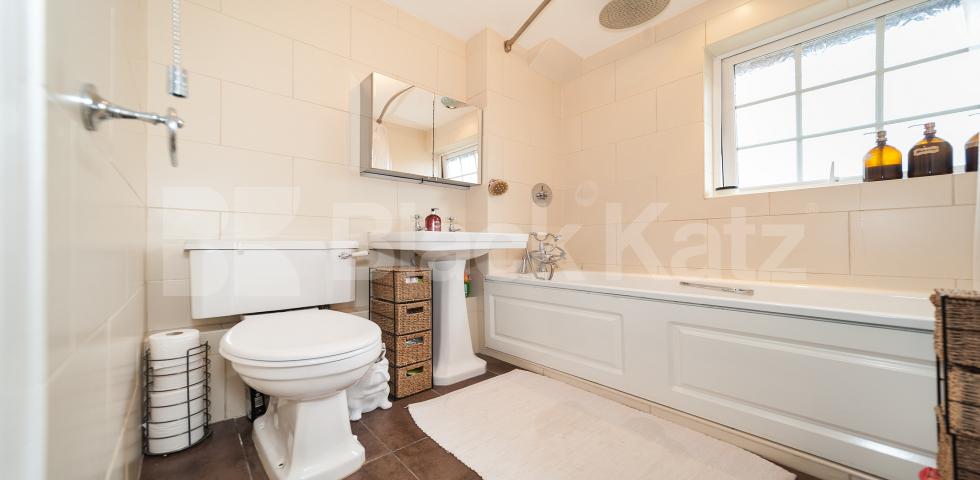 			LET , 2 Bedroom, 1 bath, 1 reception End Terraced House			 Strathnairn Street , Bermondsey