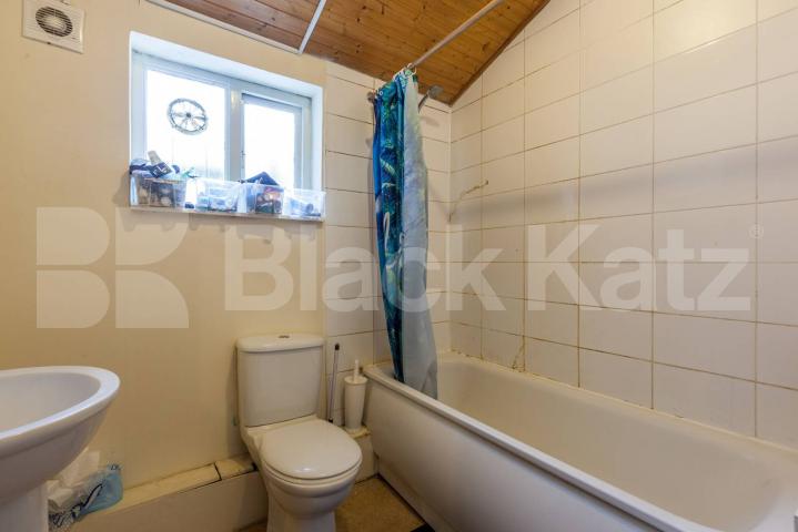 			WHOLE HOUSE!, 4 Bedroom, 1 bath, 1 reception House			 Lyal Road , VICTORIA PARK / BOW E3