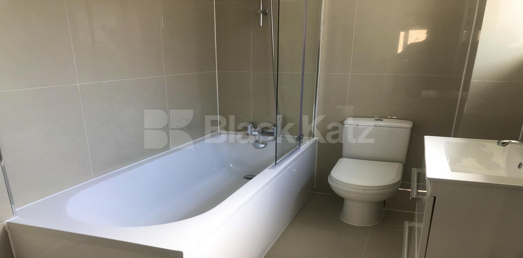 			LET , 4 Bedroom, 1 bath, 1 reception House			 Dunston Road, Clapham Junction