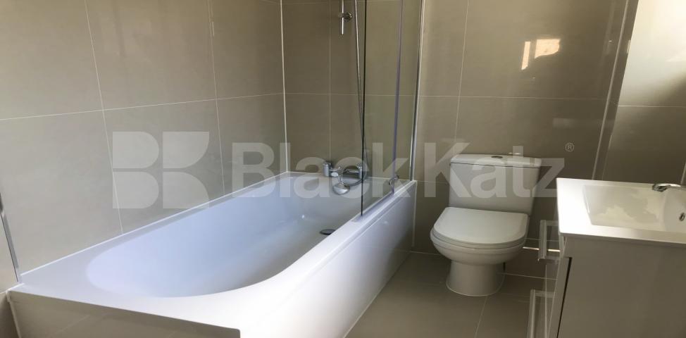 			LET , 4 Bedroom, 1 bath, 1 reception House			 Dunston Road, Clapham Junction