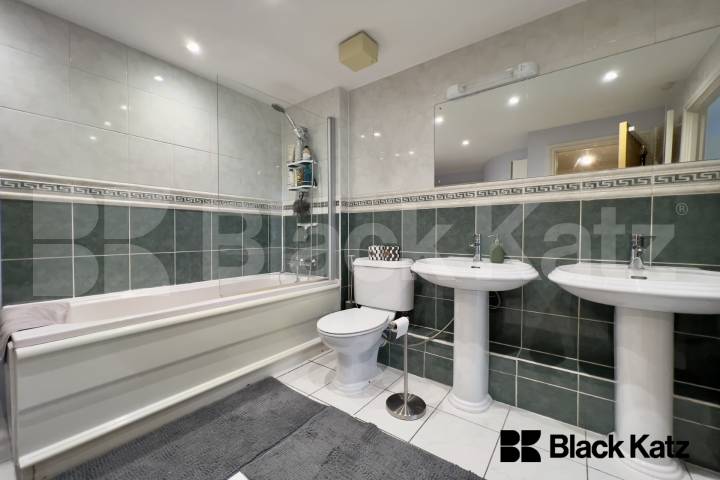 Duplex one bedroomed apartment which Includes Residents Parking & Water Rates Florin Court. Tanner Street, London Bridge 