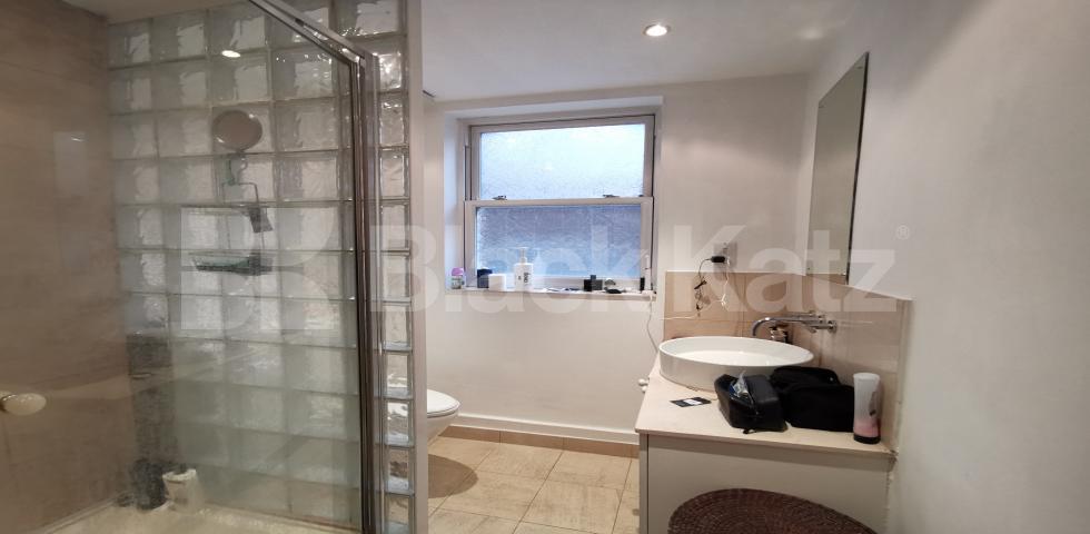 			NEW INSTRUCTION , 2 Bedroom, 2 bath, 1 reception Apartment			 Marshalsea Road, Borough