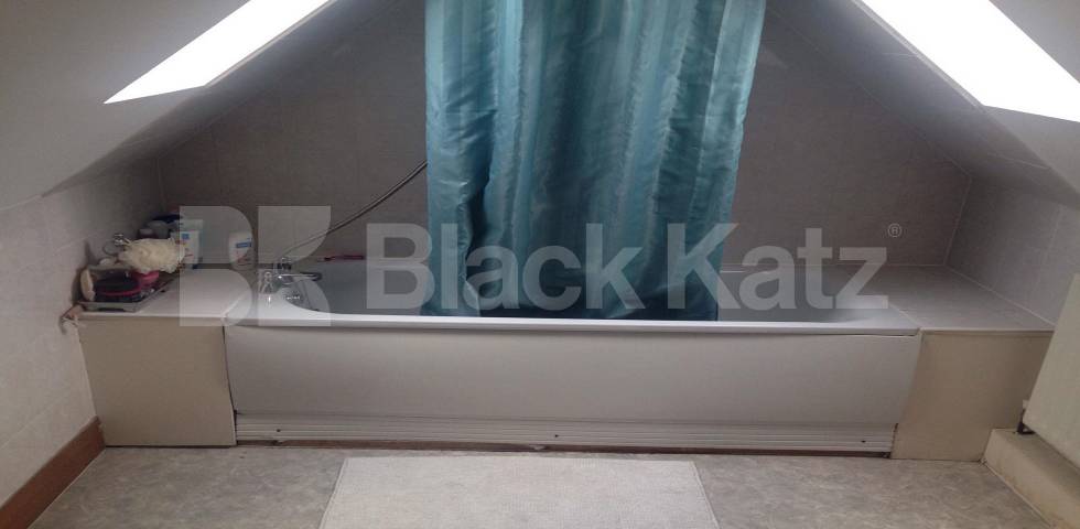 			UNDER OFFER , Studio Apartment, 1 bath, 1 reception Studio			 Queenstown Road, Battersea