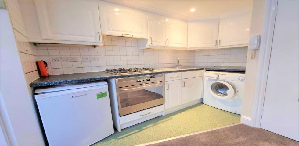 			Studio Apartment, 1 bath, 1 reception Studio			 Glenmore Road, BELSIZE PARK