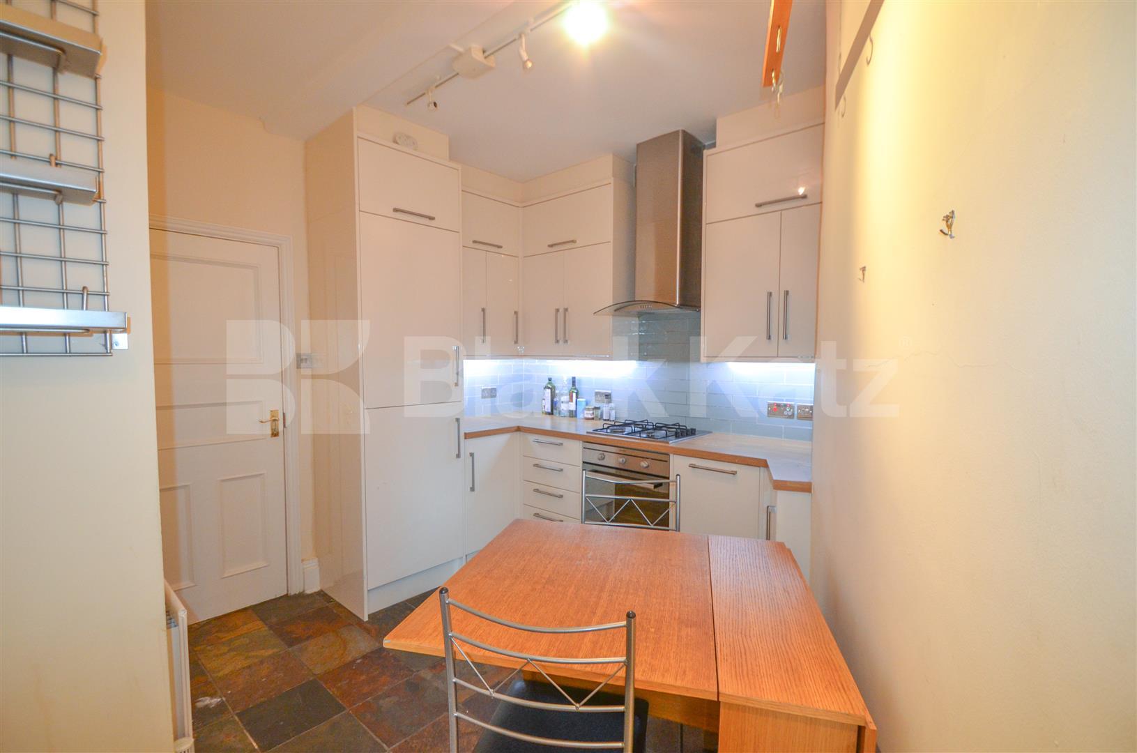 			HUGE 3 BED IN FITZROVIA! , 3 Bedroom, 1 bath, 1 reception Flat			 Newman Street, FITZROVIA