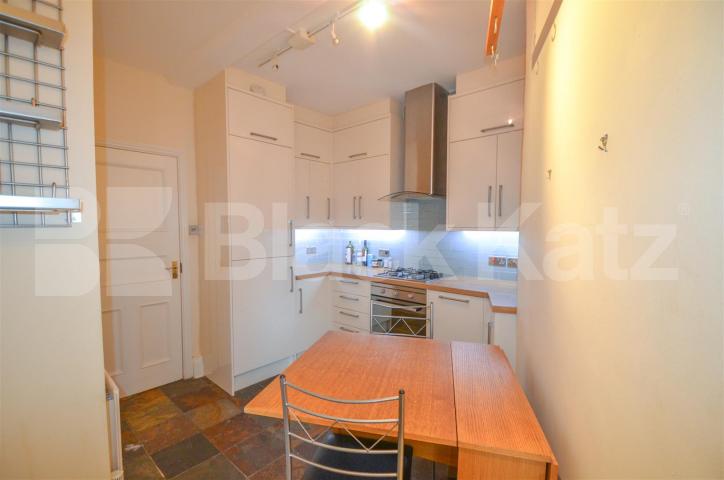 			HUGE 3 BED IN FITZROVIA! , 3 Bedroom, 1 bath, 1 reception Flat			 Newman Street, FITZROVIA