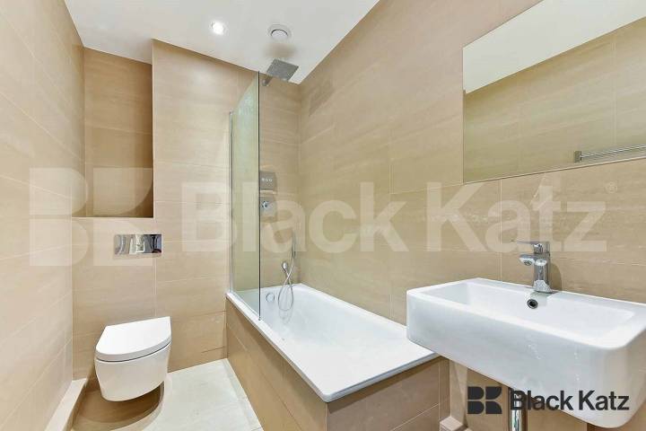 Stunning views, stylish & contemporary with balcony & roof terraces.  The Pioneer Building, Newington Causeway, Borough