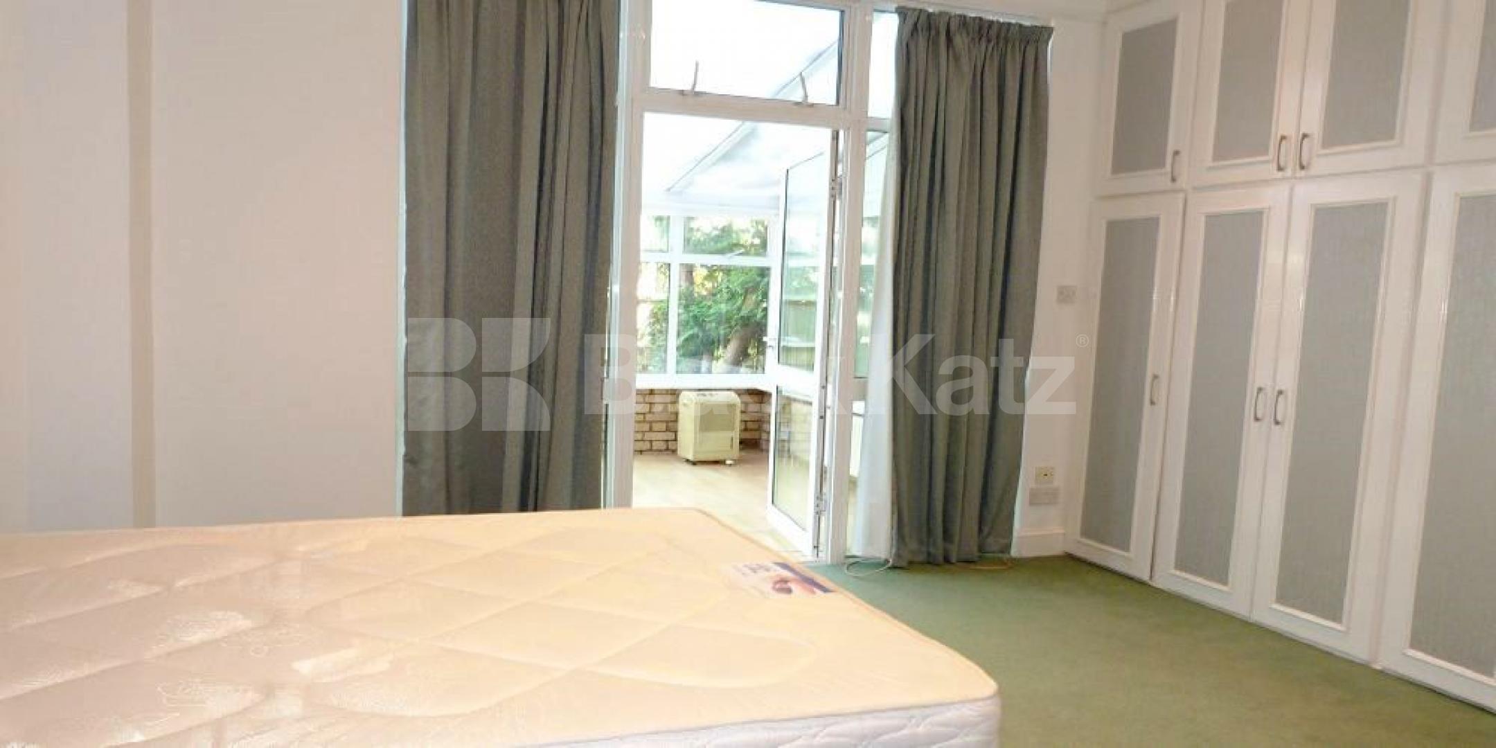 			Studio Apartment, 1 bath, 1 reception Ground Floor Flat			 Glenmore Road, BELSIZE PARK NW3
