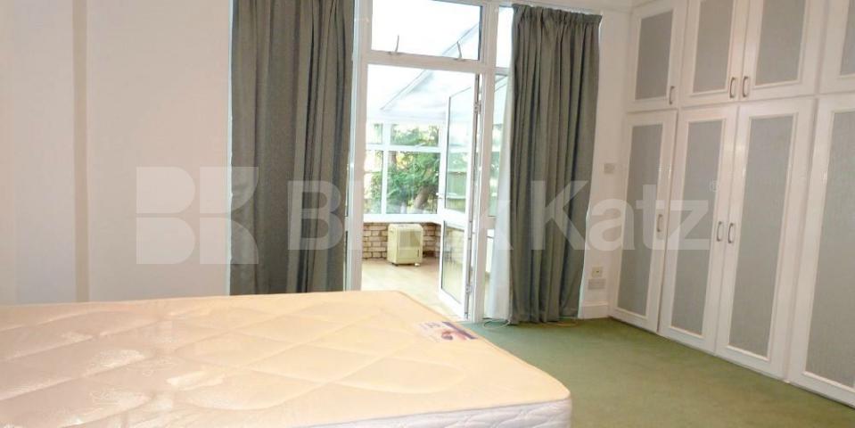 			Studio Apartment, 1 bath, 1 reception Ground Floor Flat			 Glenmore Road, BELSIZE PARK NW3