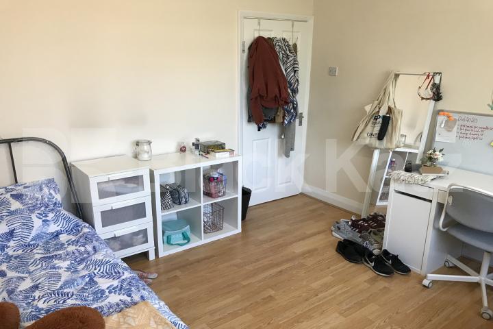 Superbly located in the heart of the city Damien Street , Whitechapel / Aldgate