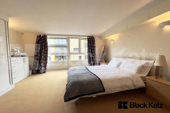Duplex one bedroomed apartment which Includes Residents Parking & Water Rates Florin Court. Tanner Street, London Bridge 