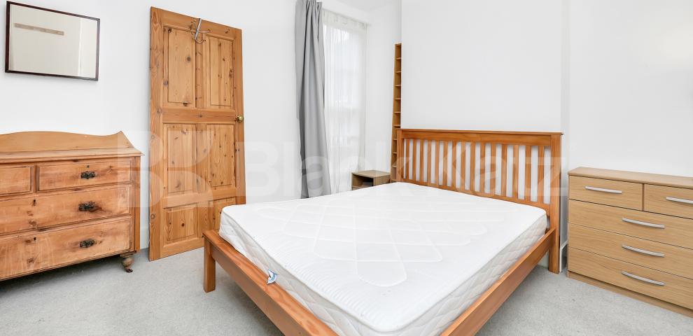 			LET , 2 Bedroom, 1 bath, 1 reception Apartment			 Ambergate Street , Kennington 