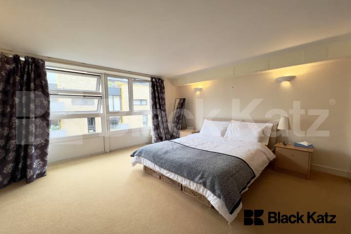 Duplex one bedroomed apartment which Includes Residents Parking & Water Rates Florin Court. Tanner Street, London Bridge 