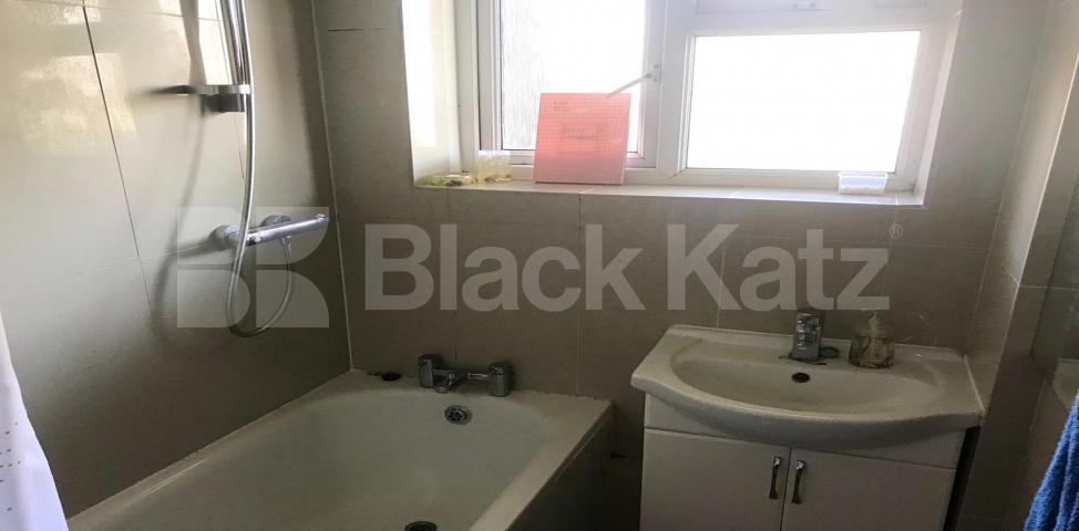 			LET , 3 Bedroom, 1 bath, 1 reception Apartment			 Redcross Way, London Bridge/Borough 