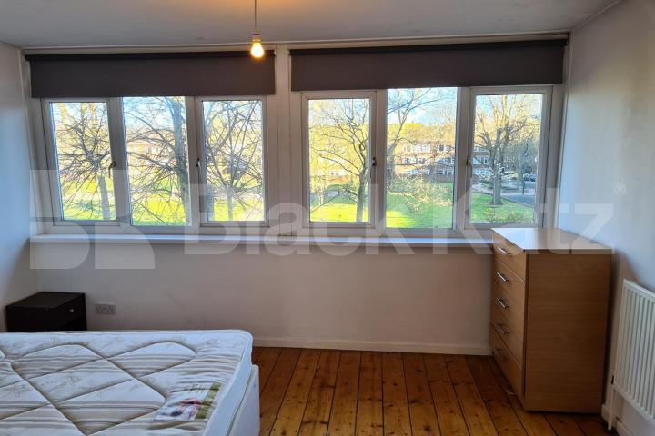 Ground floor duplex apartment with patio garden Carey Gardens, Vauxhall/Battersea
