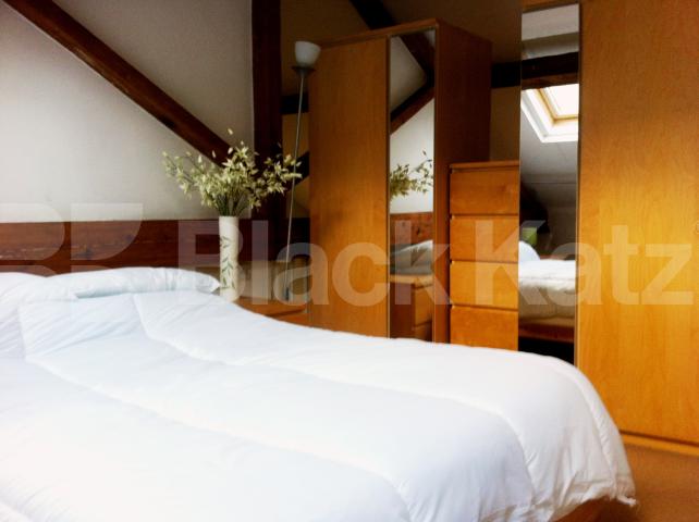 			NEW INSTRUCTION, 1 Bedroom, 1 bath, 1 reception Terraced House			 The Paragon, Searles Road, SE1, Borough / Elephant and Castle 