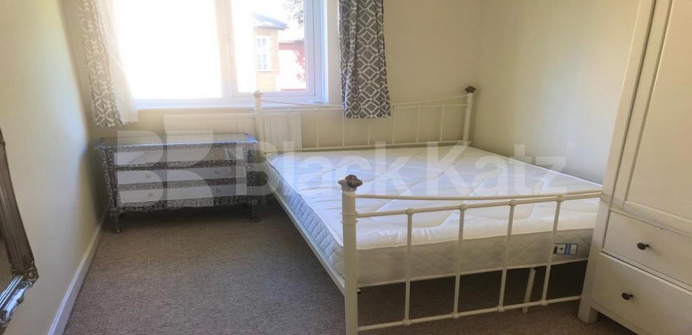 			LET , 4 Bedroom, 1 bath, 1 reception House			 Dunston Road, Clapham Junction