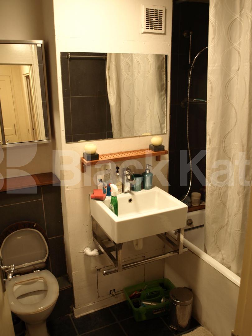 			FANTASTIC LOCATION LOCATION!!!!!!!!, 1 Bedroom, 1 bath, 1 reception Apartment			 Manneby Prior, Cumming St, Angel/Kings Cross