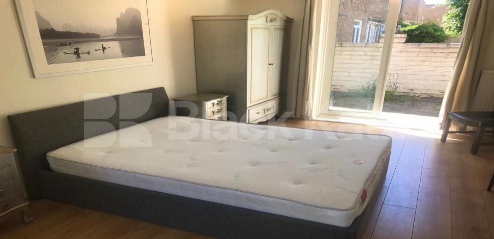 			LET , 4 Bedroom, 1 bath, 1 reception House			 Dunston Road, Clapham Junction