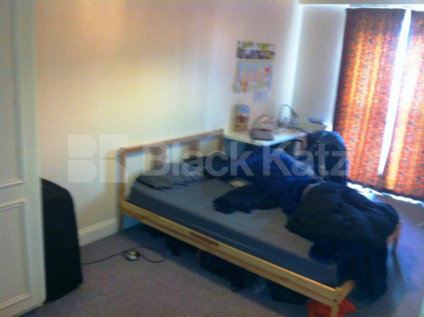 			IDEAL FOR 3 SHARERS!, 2 Bedroom, 1 bath, 1 reception Flat			 York Way, Caledonian Road