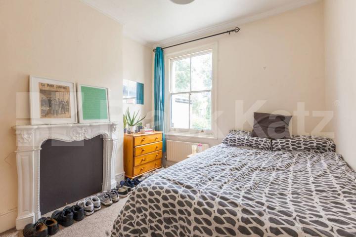 Large 4 bedroom house split over 2 floors with rear agrden Lyal Road , Victoria Park / Bow