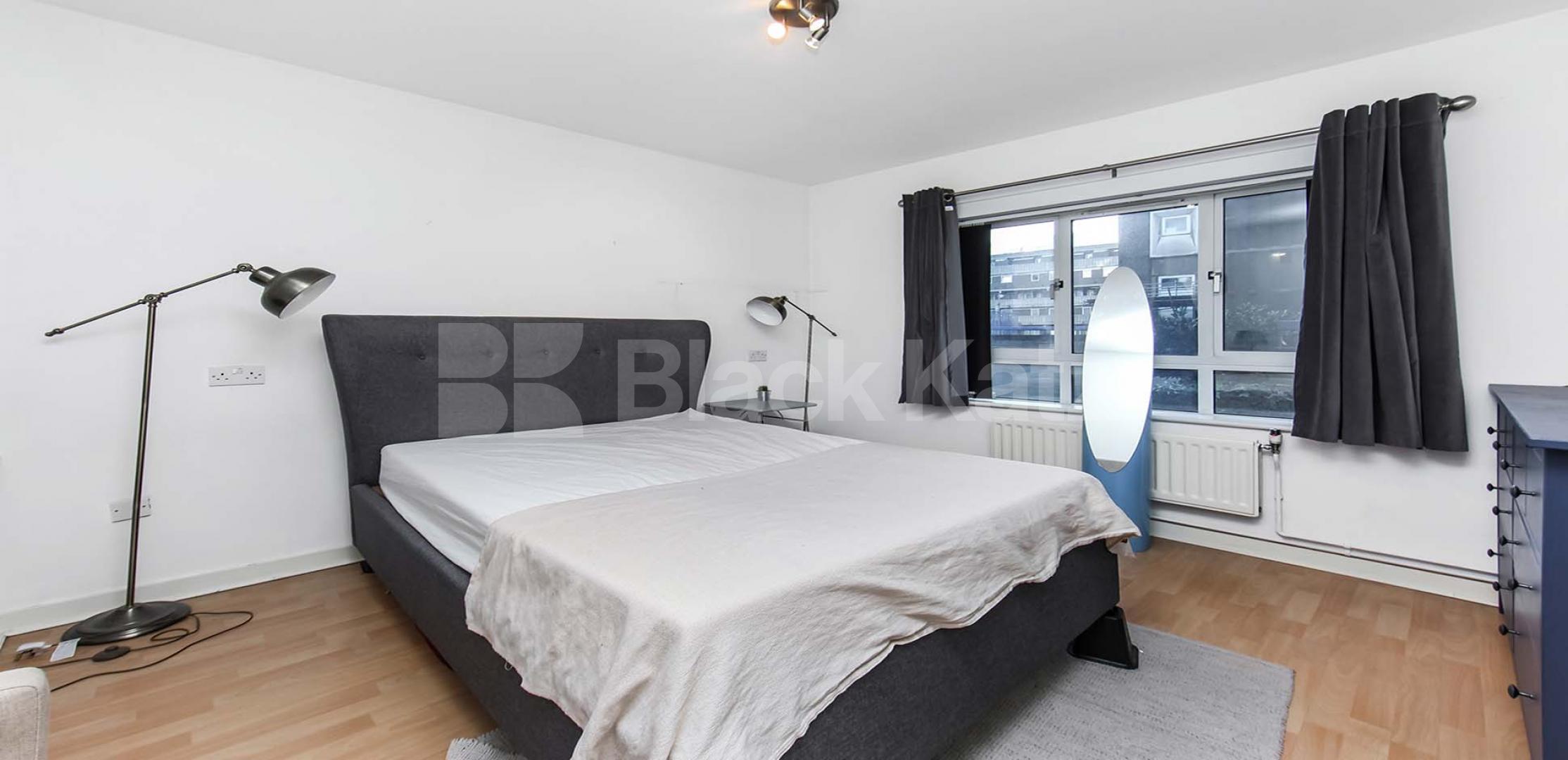 			LET , 1 Bedroom, 1 bath, 1 reception Apartment			 Petticoat Square. Middlesex Street.  , Liverpool Street.