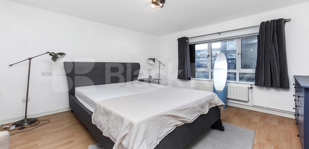 			LET , 1 Bedroom, 1 bath, 1 reception Apartment			 Petticoat Square. Middlesex Street.  , Liverpool Street.