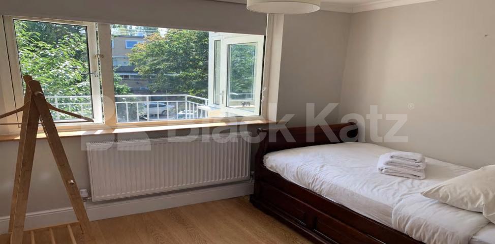 			NEW INSTRUCTION ALL BILLS INCLUDED, 5 Bedroom, 1 bath, 1 reception Apartment			 Deeley Road, Stockwell/Battersea