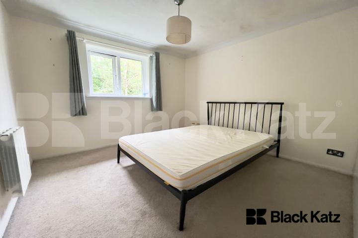 Modern apartment set within private woodlands Linwood Close, Peckham