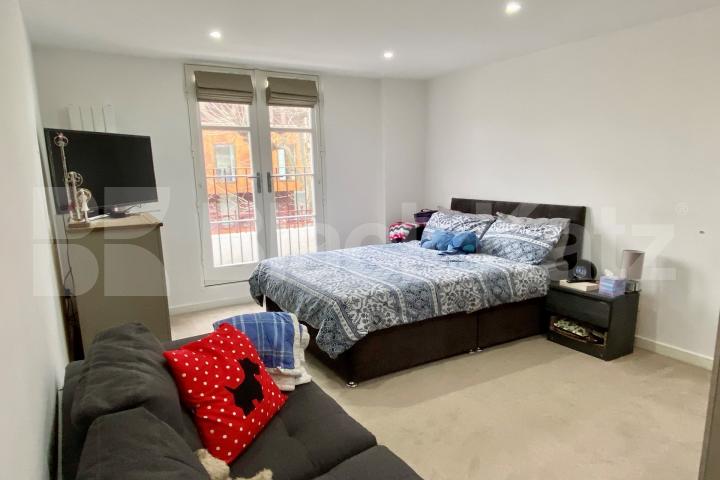 Boasting size, quality & location  St. Johns Hill, Clapham Junction