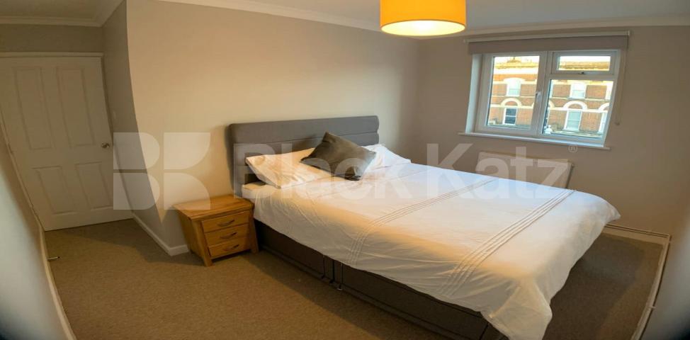 			NEW INSTRUCTION ALL BILLS INCLUDED, 3 Bedroom, 1 bath, 1 reception Apartment			 Wandsworth Road, Stockwell/Battersea