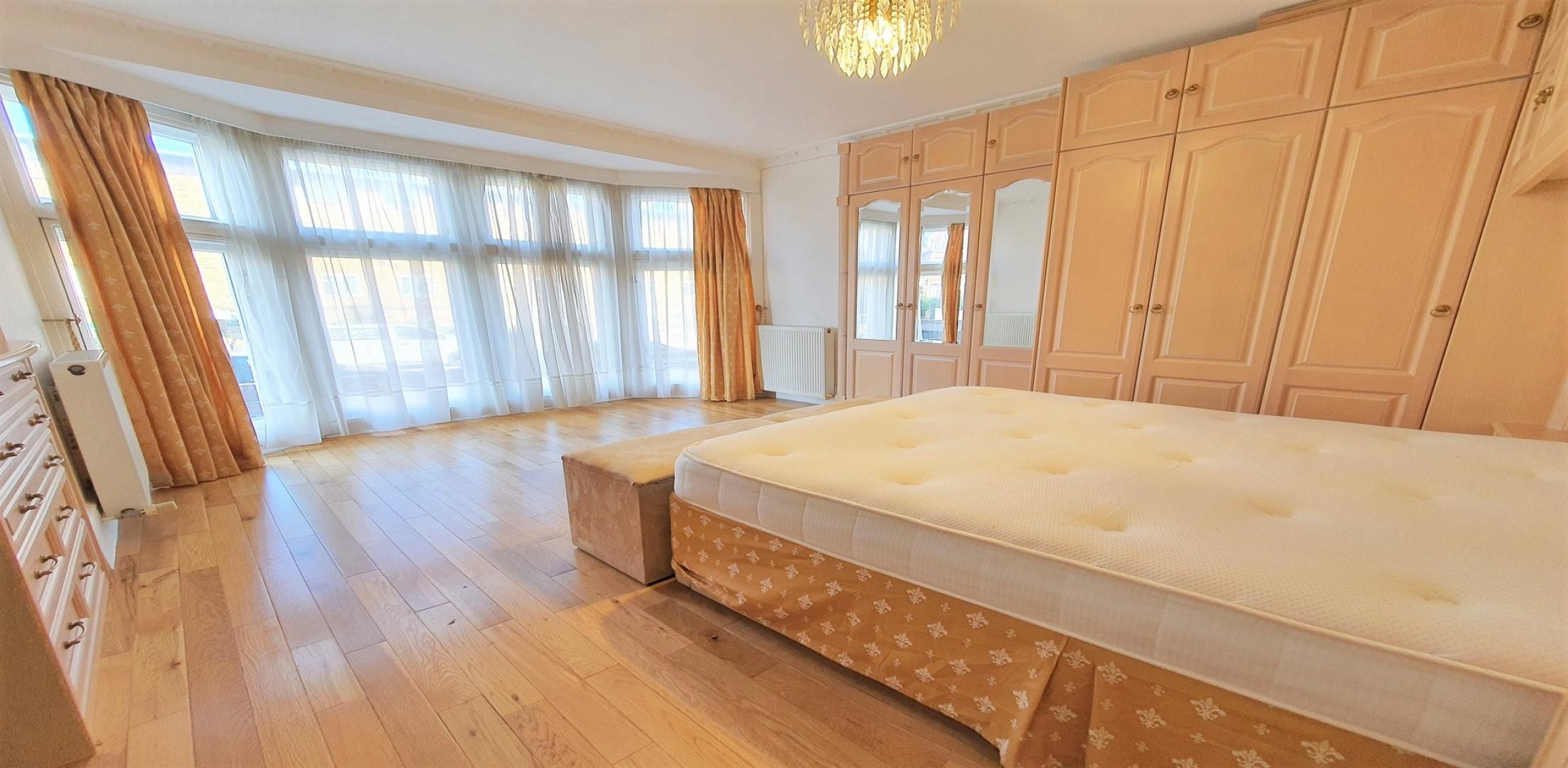 Large Apartment with Communal Garden Broadhurst Gardens, West Hampstead