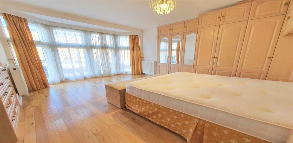 Large Apartment with Communal Garden Broadhurst Gardens, West Hampstead