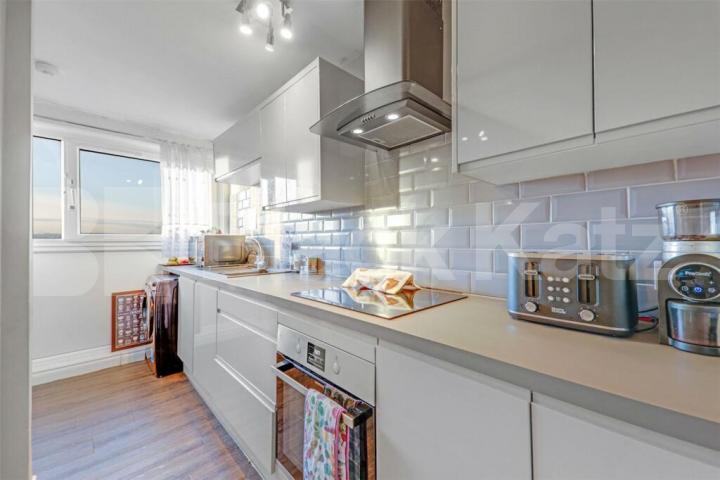 Modern Split-Level Three Bedroom Home on Bakersfield, N7 Bakersfield, Holloway