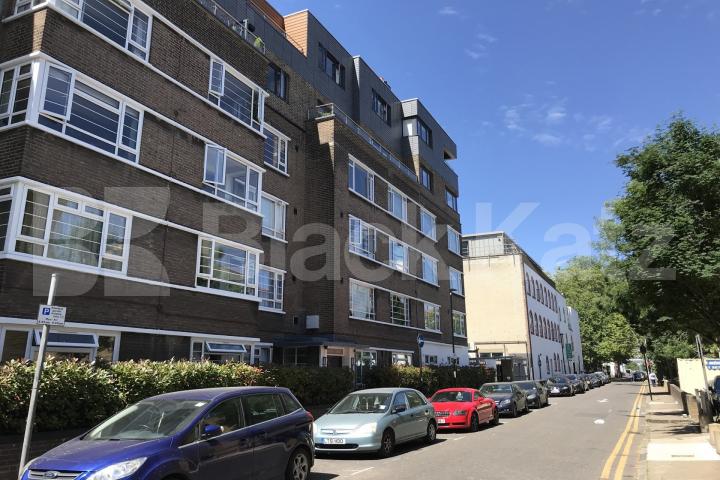 Superbly located in the heart of the city Damien Street , Whitechapel / Aldgate