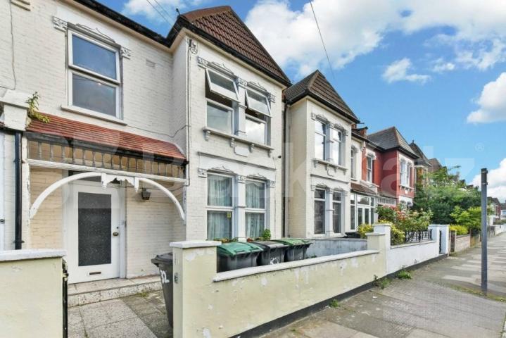 A well-proportioned three-bedroom flat situated on Boundary Road, N22 Boundary Road, Turnpike Lane 