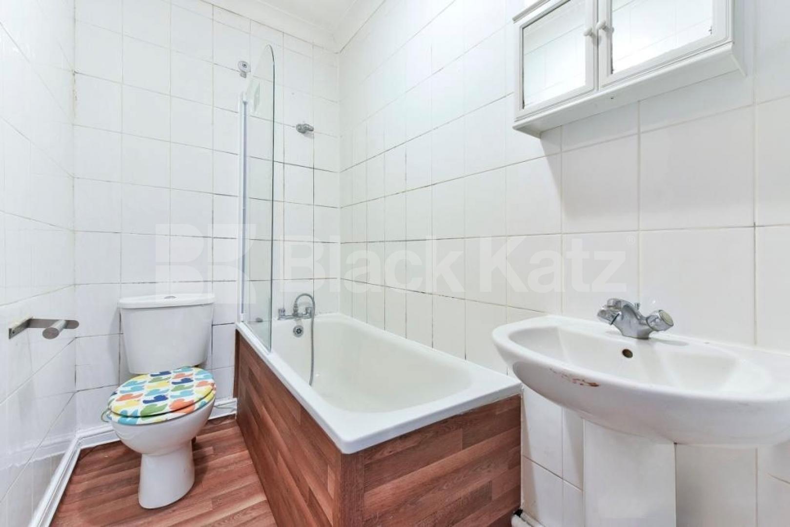 A well-proportioned three-bedroom flat situated on Boundary Road, N22 Boundary Road, Turnpike Lane 