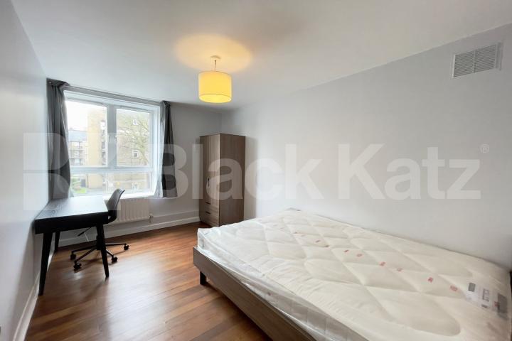 Bright & airy and recently redecorated throughout Browning Street , Elephant and Castle