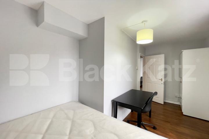 Bright & airy and recently redecorated throughout Browning Street , Elephant and Castle